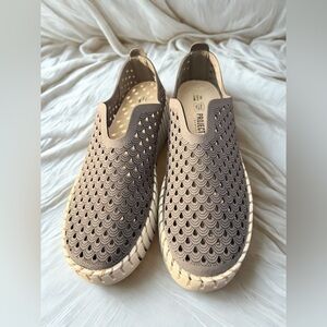 NEW Lily Project Cloud Women’s Fashionable Slip Ons Daffodilia Size 8